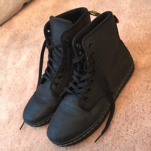 No sole black Dr. Martins